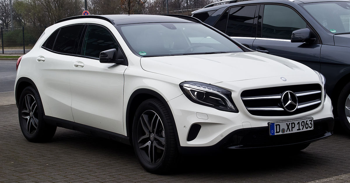 1200px-Mercedes-Benz_GLA_200_CDI_Urban_(X_156)_–_Frontansicht_(1),_16._März_2014,_Düsseldorf.jpg
