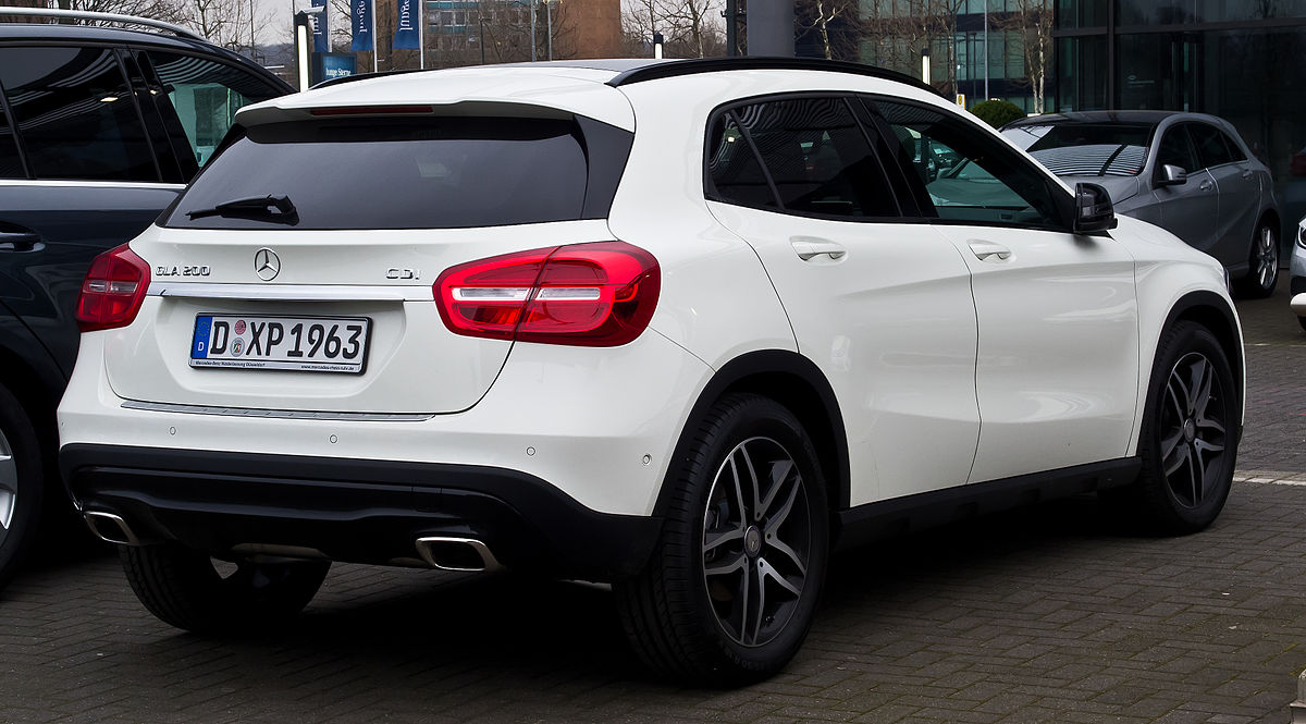 1200px-Mercedes-Benz_GLA_200_CDI_Urban_(X_156)_–_Heckansicht,_16._März_2014,_Düsseldorf.jpg