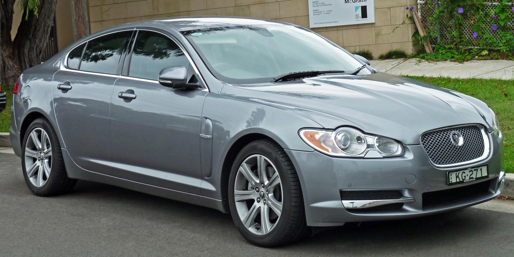 2009-2010_Jaguar_XF_(X250_MY10)_Luxury_sedan_(2011-01-13).jpg