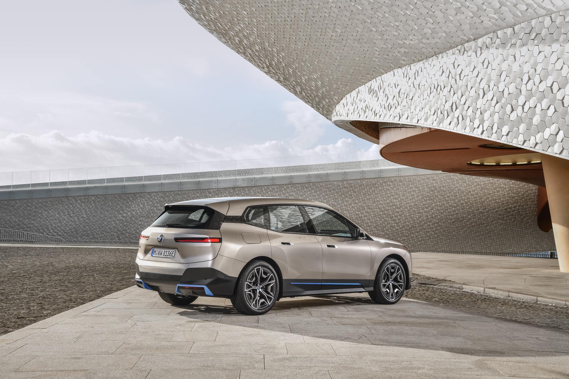 2022-bmw-ix-exterior-01.jpg