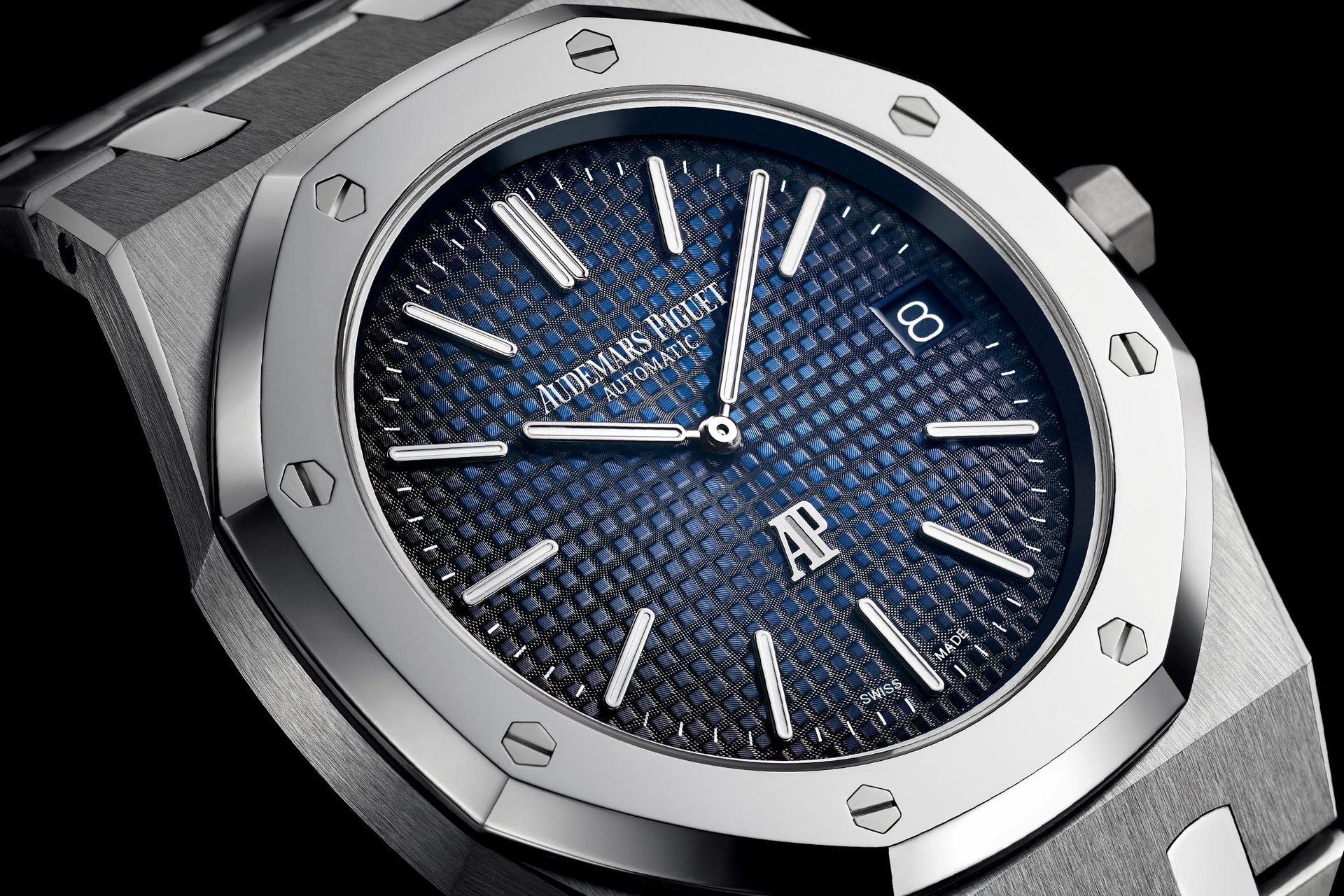 Audemars-Piguet-Royal-Oak-Jumbo-Extra-Thin-15202IP-titanium-smoked-blue-dial-SIHH-2018-2.jpg