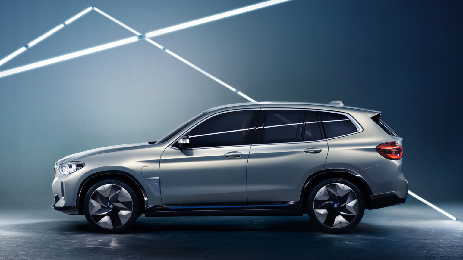Audi-Q4-Sportback-e-tron-Concept-vs-BMW-iX3-Concept-5-1536x864.jpg