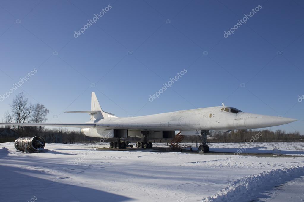 depositphotos_94290786-stock-photo-tupolev-tu-160-aircraft-on.jpg