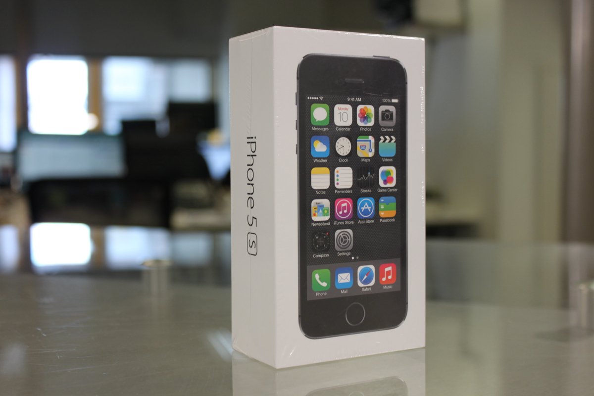 heres-the-box-for-the-iphone-5s-lets-get-to-it.jpg