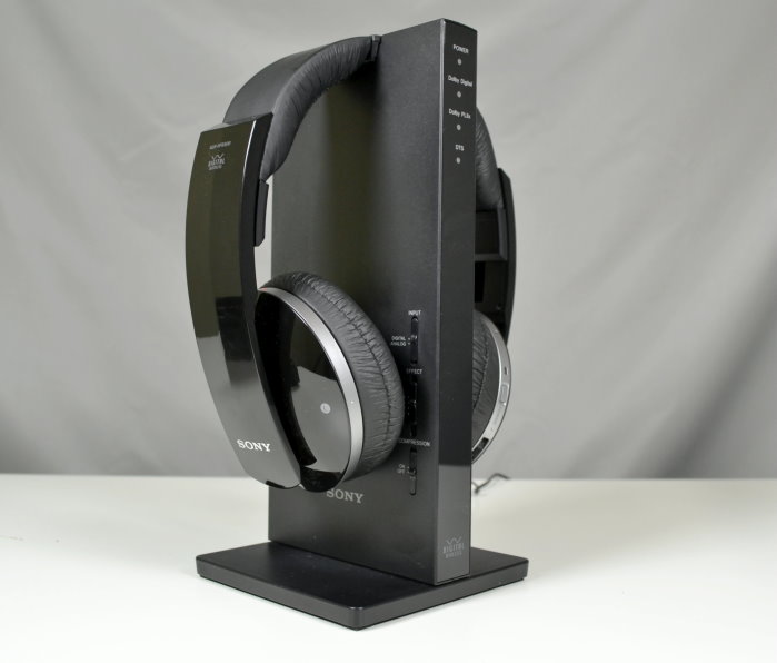 Sony_MDR-DS6500_FrontSeitlichmitLadestation.jpg