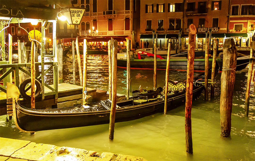 Венеция ночной причал.jpg