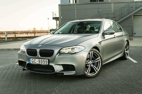 bmw-m5-4-4-l-sedan-2012-benzin.jpg